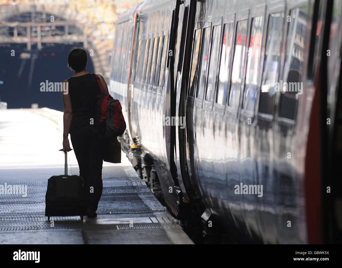 Un passeggero sale oggi a bordo di un treno National Express dalla stazione di Kings Cross di Londra. Foto Stock