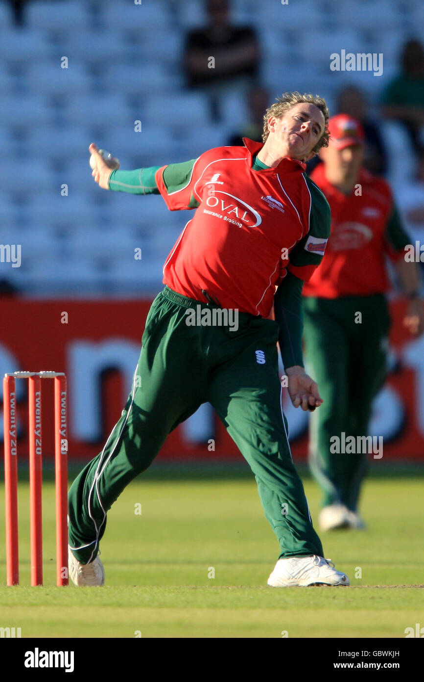 Cricket - Twenty20 Cup 2009 - North Division - Nottinghamshire Outlaws / Leicestershire Foxes - Trent Bridge. Ciotole di Leicestershire Foxes' Iain o'Brien Foto Stock