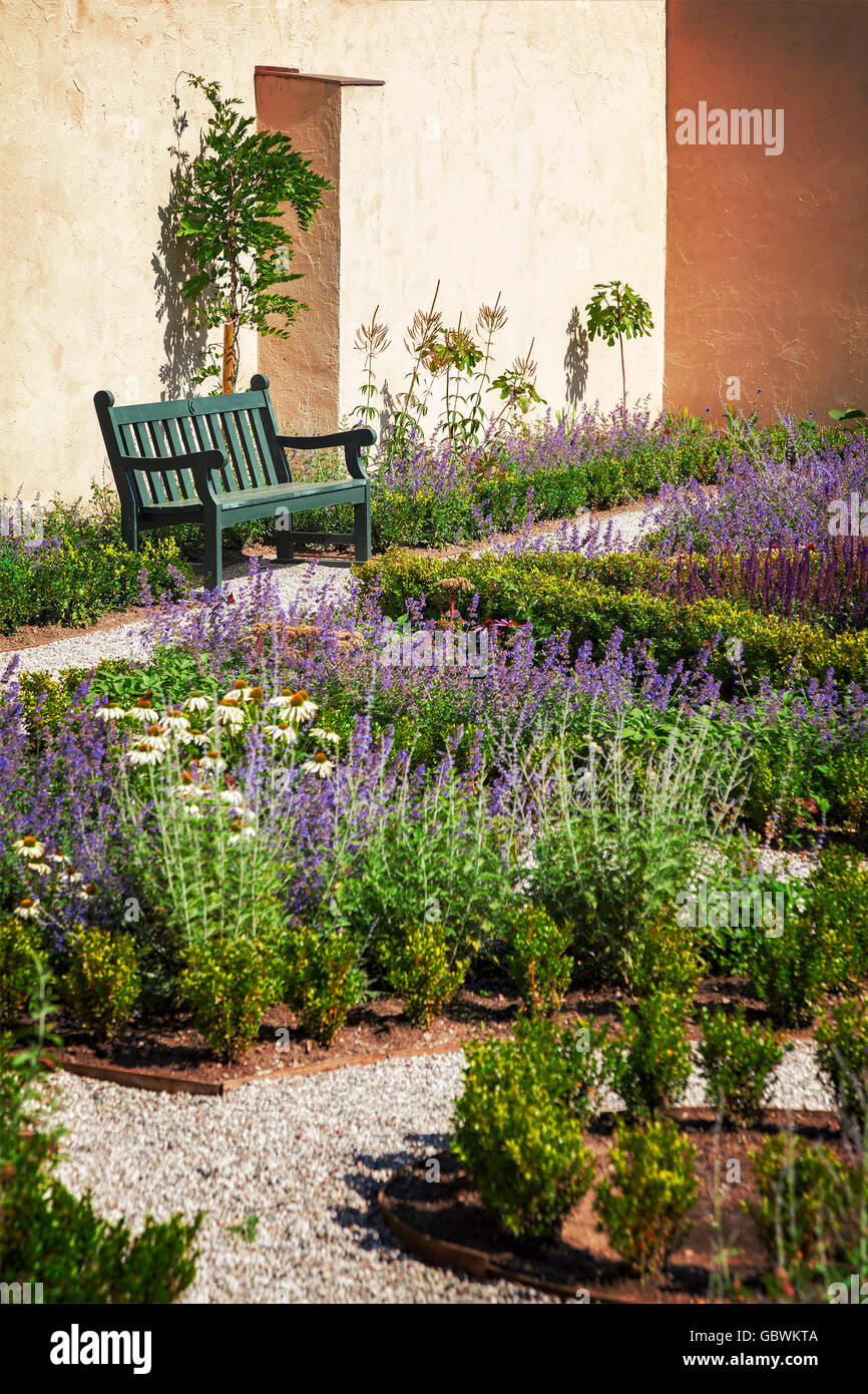 Immagine di un lussureggiante giardino murato con percorsi panoramici. Foto Stock