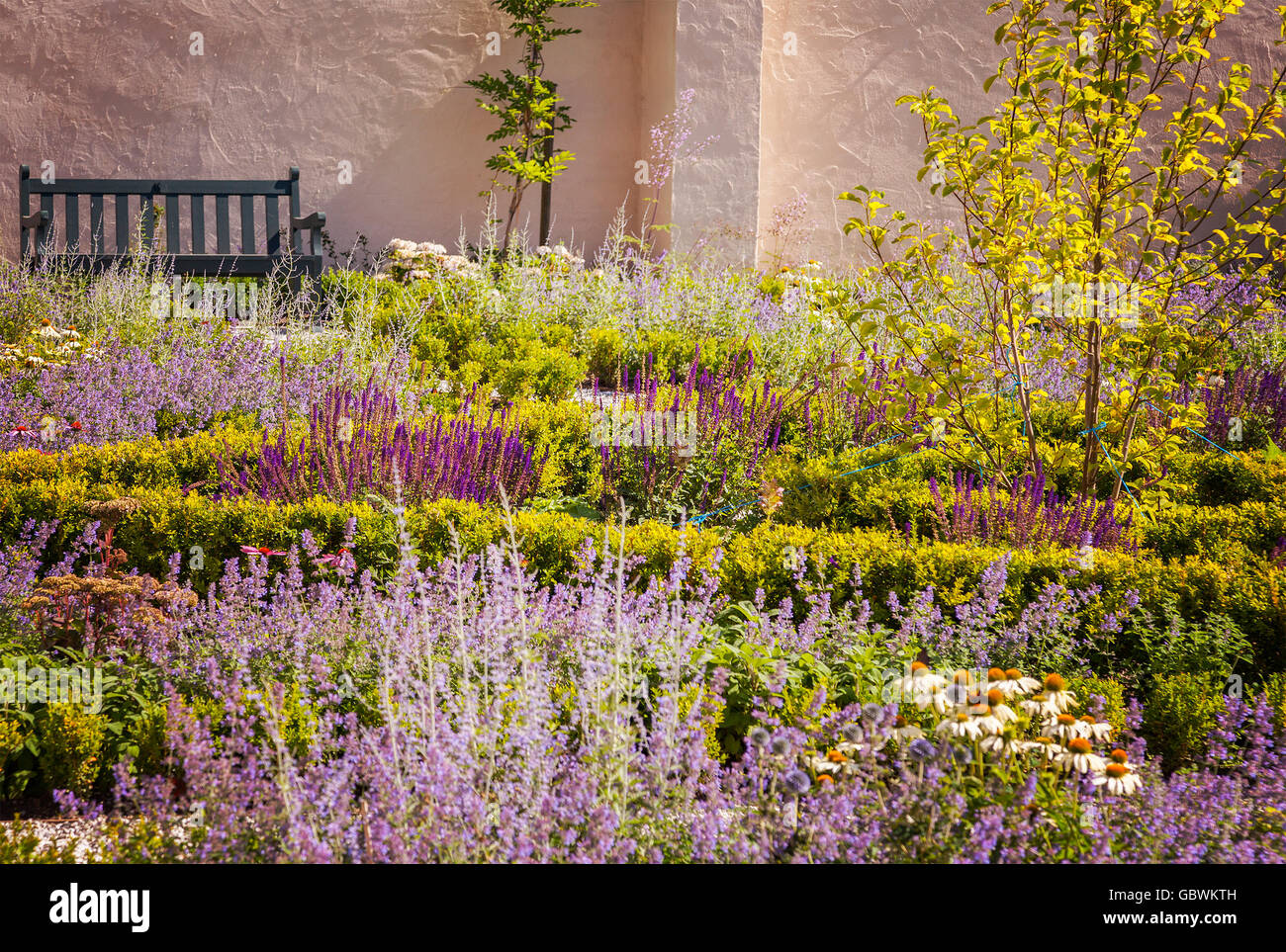Immagine di lussereggianti giardini giardino murato. Foto Stock