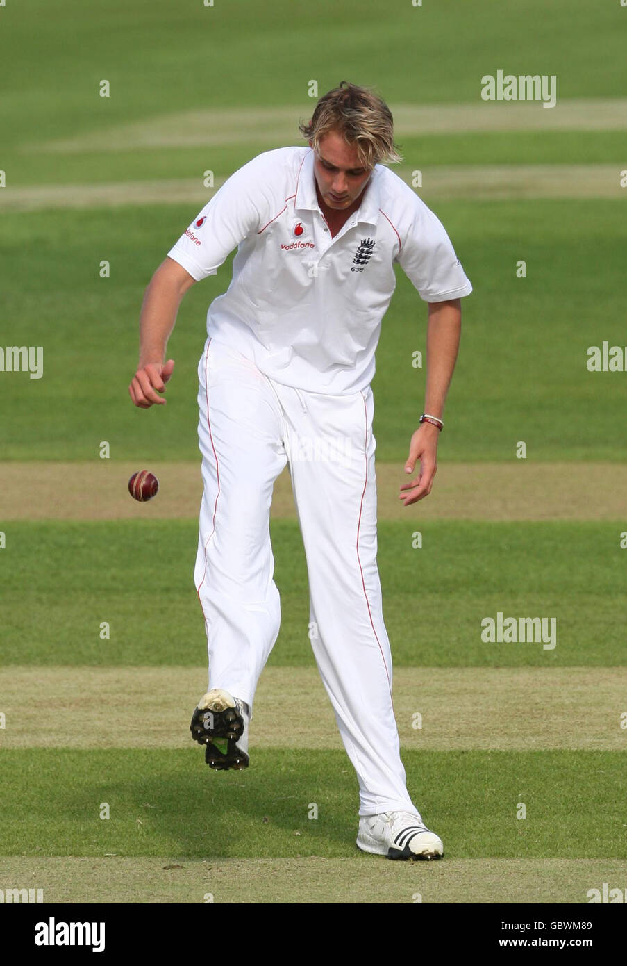 Cricket - Warm Up Match - Warwickshire v Inghilterra - Edgbaston. Il bowler inglese Stuart Broad controlla la palla con i suoi piedi durante una partita amichevole a Edgbaston, Birmingham. Foto Stock