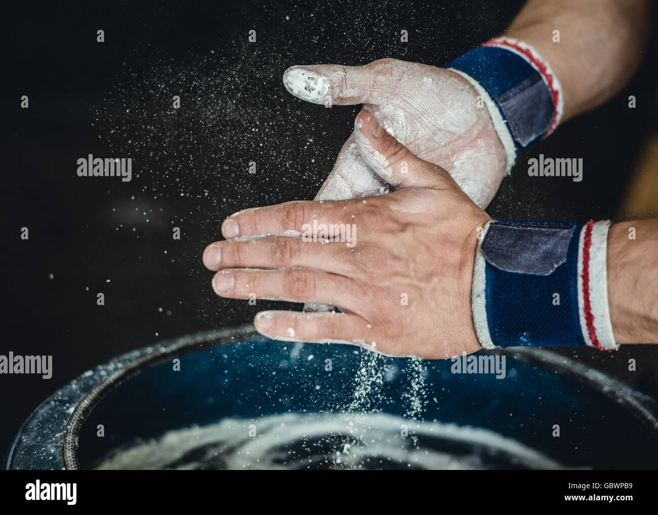 Preparazione delle mani con il gesso prima di iniziare la calistenica, ginnastica fitness training. Foto Stock