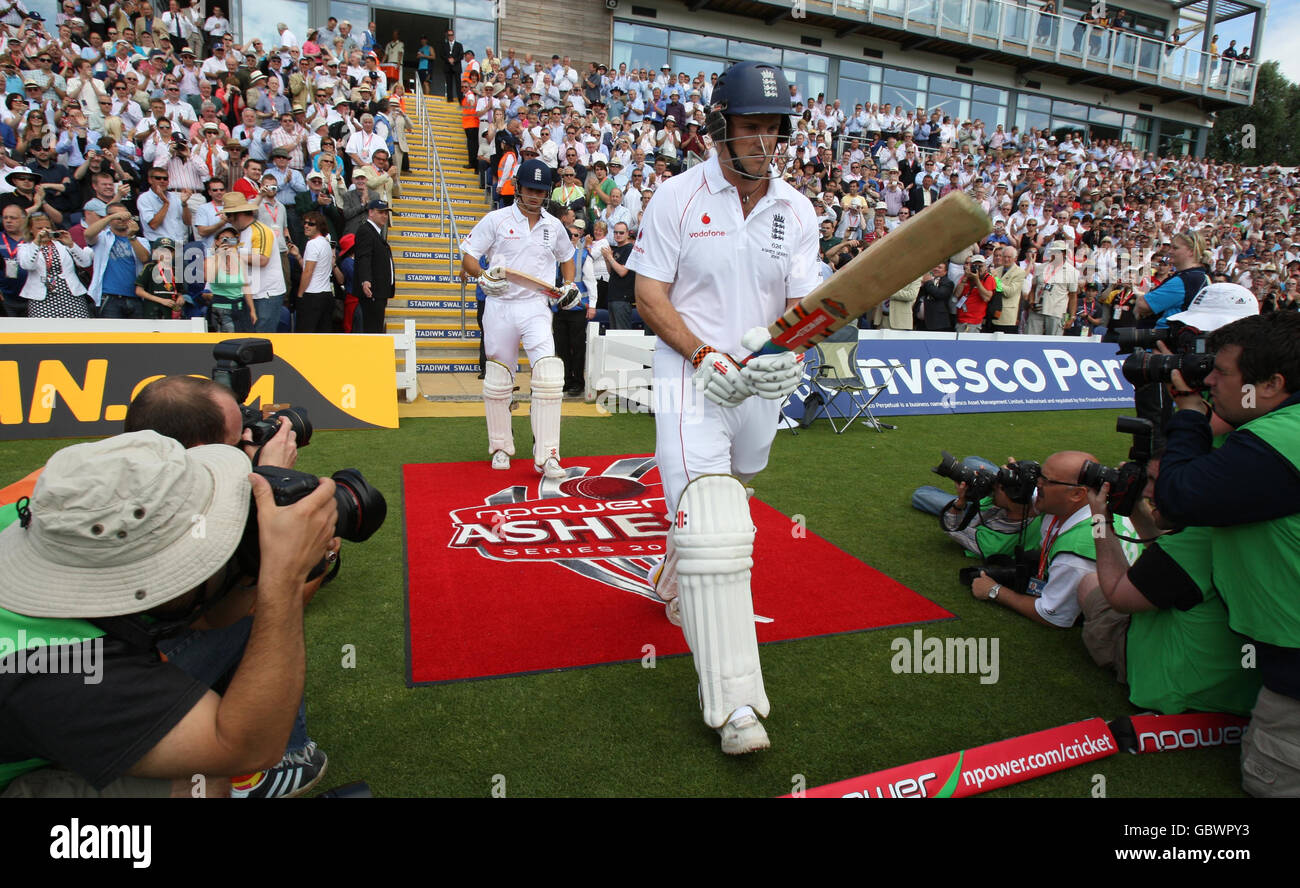 Cricket - The Ashes 2009 - Npower First Test - Day One - Inghilterra / Australia - Sophia Gardens. Il capitano inglese Andrew Strauss guida Alastair Cook a mordere durante il giorno uno dei primi test di potenza al Sophia Gardens di Cardiff. Foto Stock