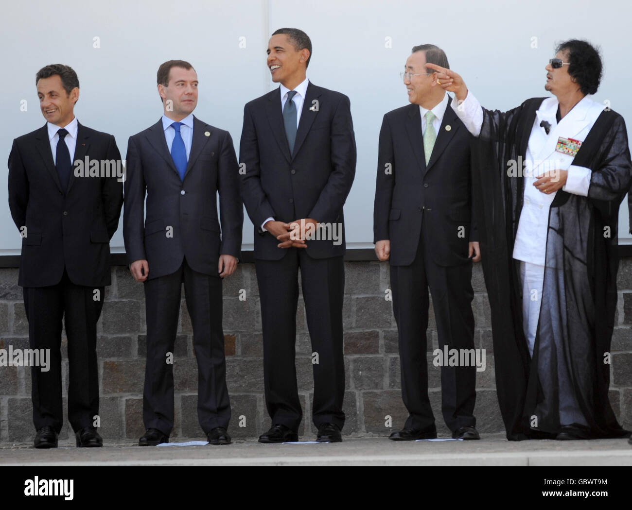 (Da sinistra a destra) il presidente francese Nicolas Sarkozy, il presidente russo Dmitry Medvedev, il presidente degli Stati Uniti Barack Obama, il segretario generale dell'ONU Ban Ki-moon e il leader libico Moammar Gadhafi durante una foto di gruppo al vertice del G8 a l'Aquila, Itlay. Foto Stock