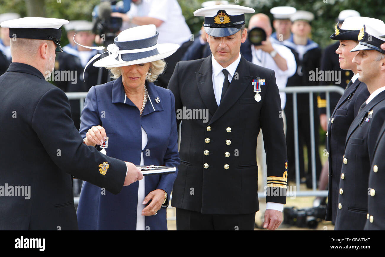 La Duchessa di Cornovaglia nel suo ruolo di Commodore in capo, Royal Naval Medical Services, presenta medaglie campagna per il servizio in Afghanistan al personale medico presso HMS Excellent, Whale Island, Portsmouth. Foto Stock