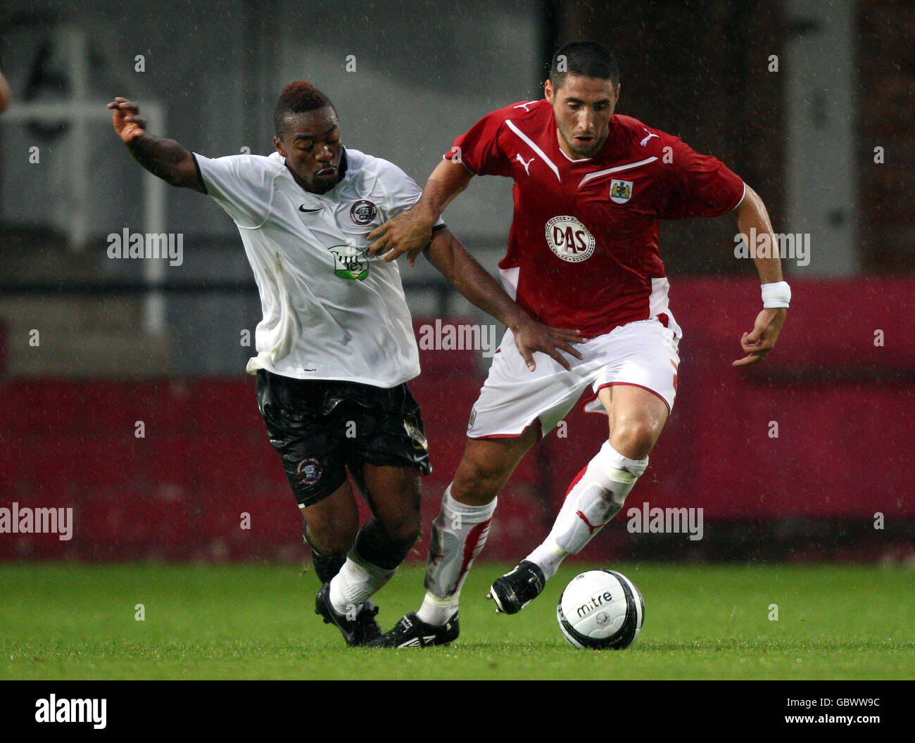 Il Bradley Orr (a destra) di Bristol City è sfidato da Hereford United Jaques Maghoma durante la partita amichevole a Edgar Street, Hereford. Foto Stock