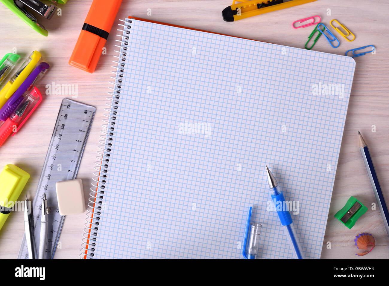 Materiale per gli studenti sul tavolo di legno con il notebook aperto e lo spazio per il titolo. Vista superiore Foto Stock