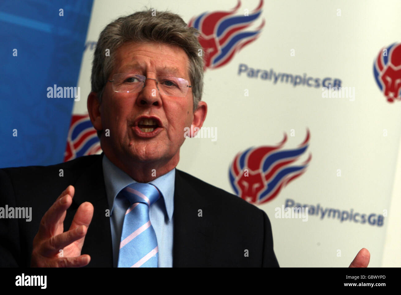 RT Hon Don Foster MP durante la conferenza stampa della British Paralympic Association presso l'Università di Bath Sports Training Village, Bath. Foto Stock