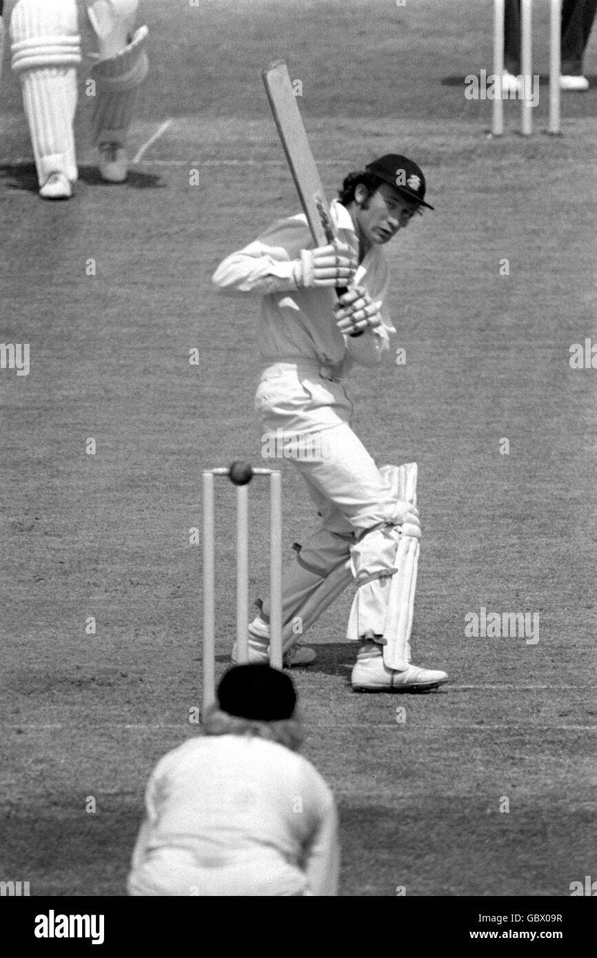 Cricket - Coppa del mondo Prudential - Gruppo A - Inghilterra / Nuova Zelanda. Keith Flettcher, un'inglese, solleva il pipistrello per far volare la palla verso il guardiano del criceto Foto Stock