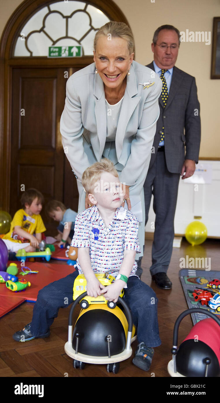 La principessa Michael di Kent incontra Toby Livermore, di 4 anni, alla giornata di studio Sparks CHARM (Childhood Arthritis Response to Medication), tenuta al Goodenough College nel centro di Londra. Foto Stock