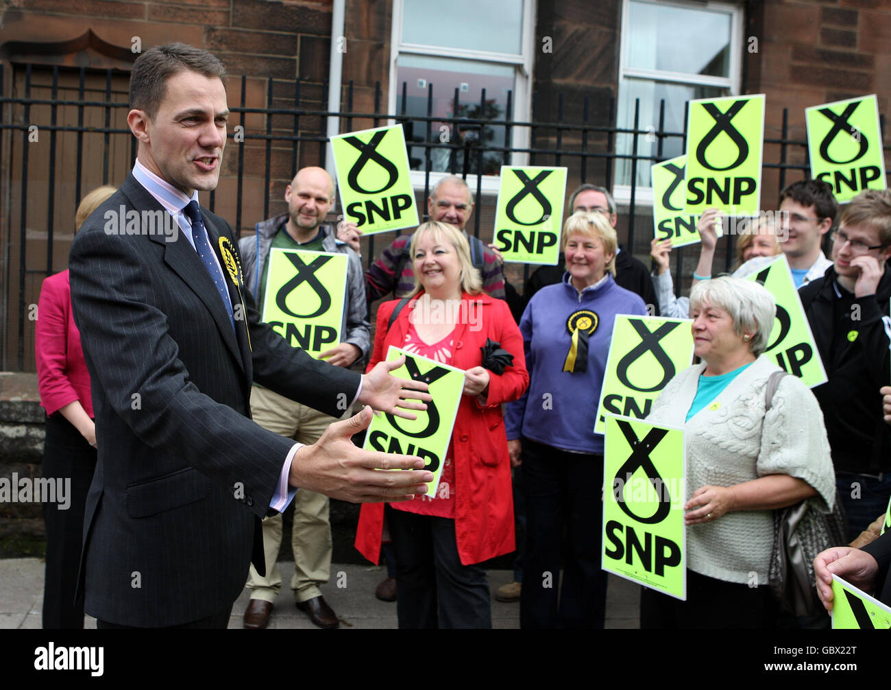 Il candidato alla SNP David Kerr parla agli attivisti della SNP durante la campagna per il weekend della Glasgow Fair nella circoscrizione di Glasgow Nord Est. Foto Stock