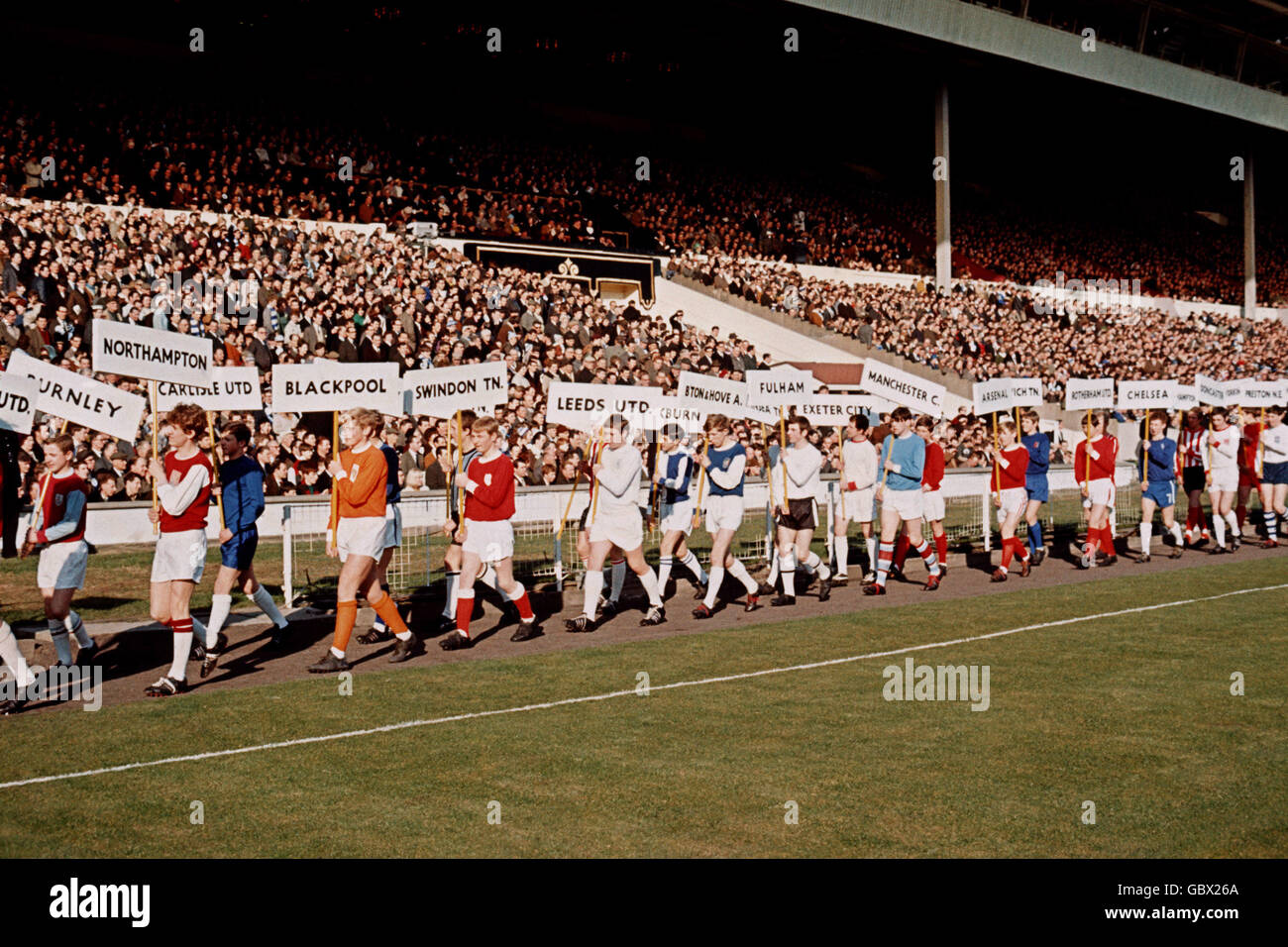 Scolari che indossano i colori delle squadre che hanno raggiunto il Gli ultimi 32 dei 1966-67 Football League Cup sfilano intorno Wembley prima del calcio d'inizio Foto Stock