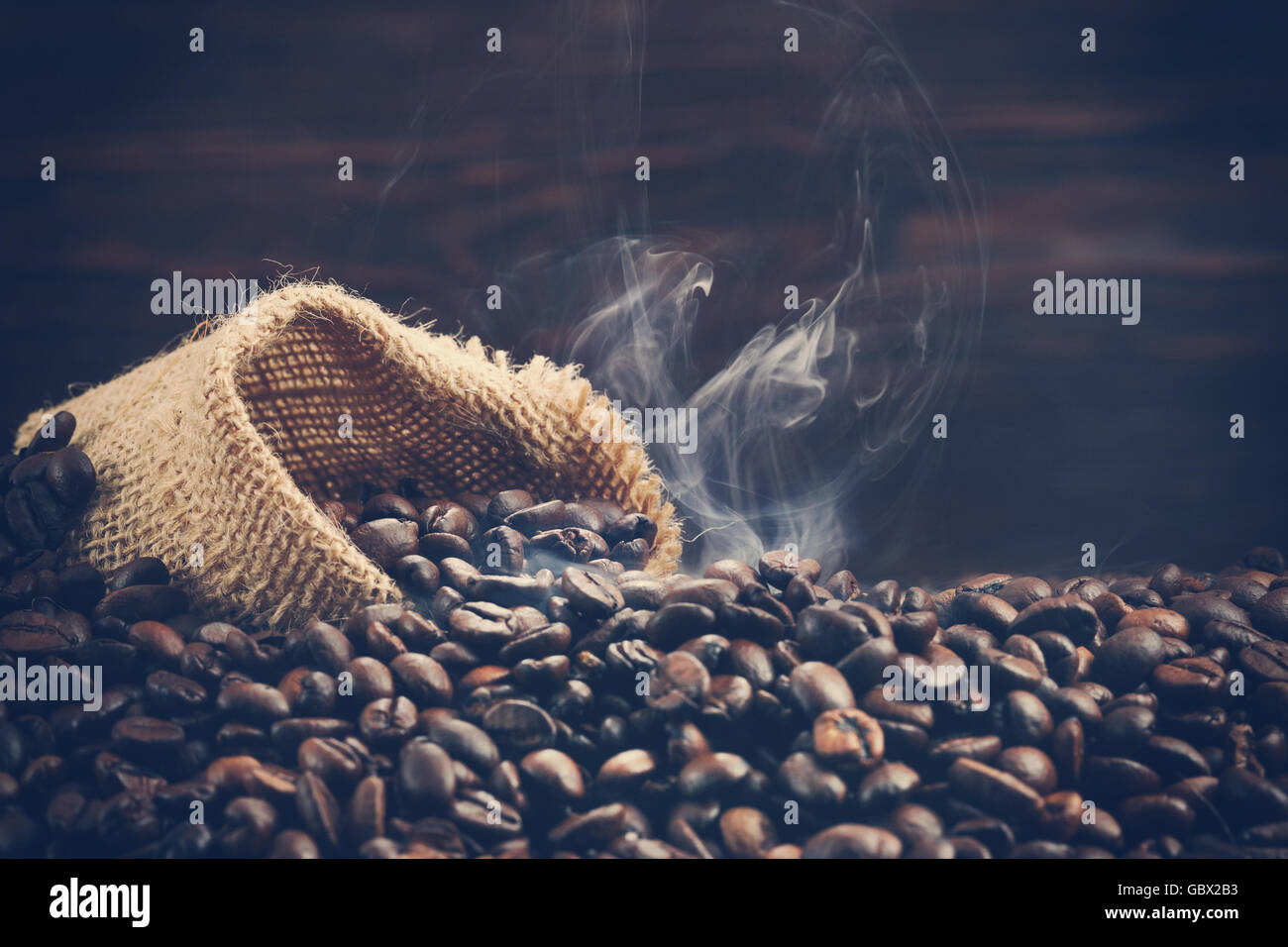 Foto d'epoca della tostatura i chicchi di caffè con fumo Foto Stock