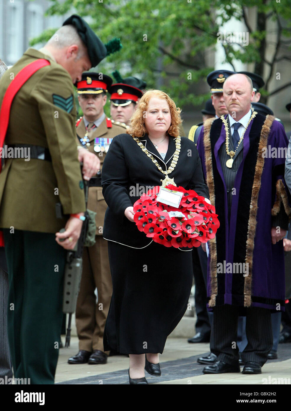 Il Sindaco di Belfast, Consigliere Naomi Long, si prepara a deporre una corona al cenotafio del Municipio di Belfast in Irlanda del Nord. Foto Stock