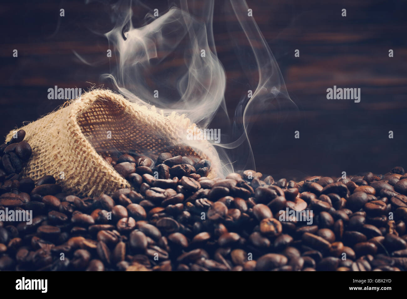 Foto d'epoca della tostatura i chicchi di caffè con fumo Foto Stock