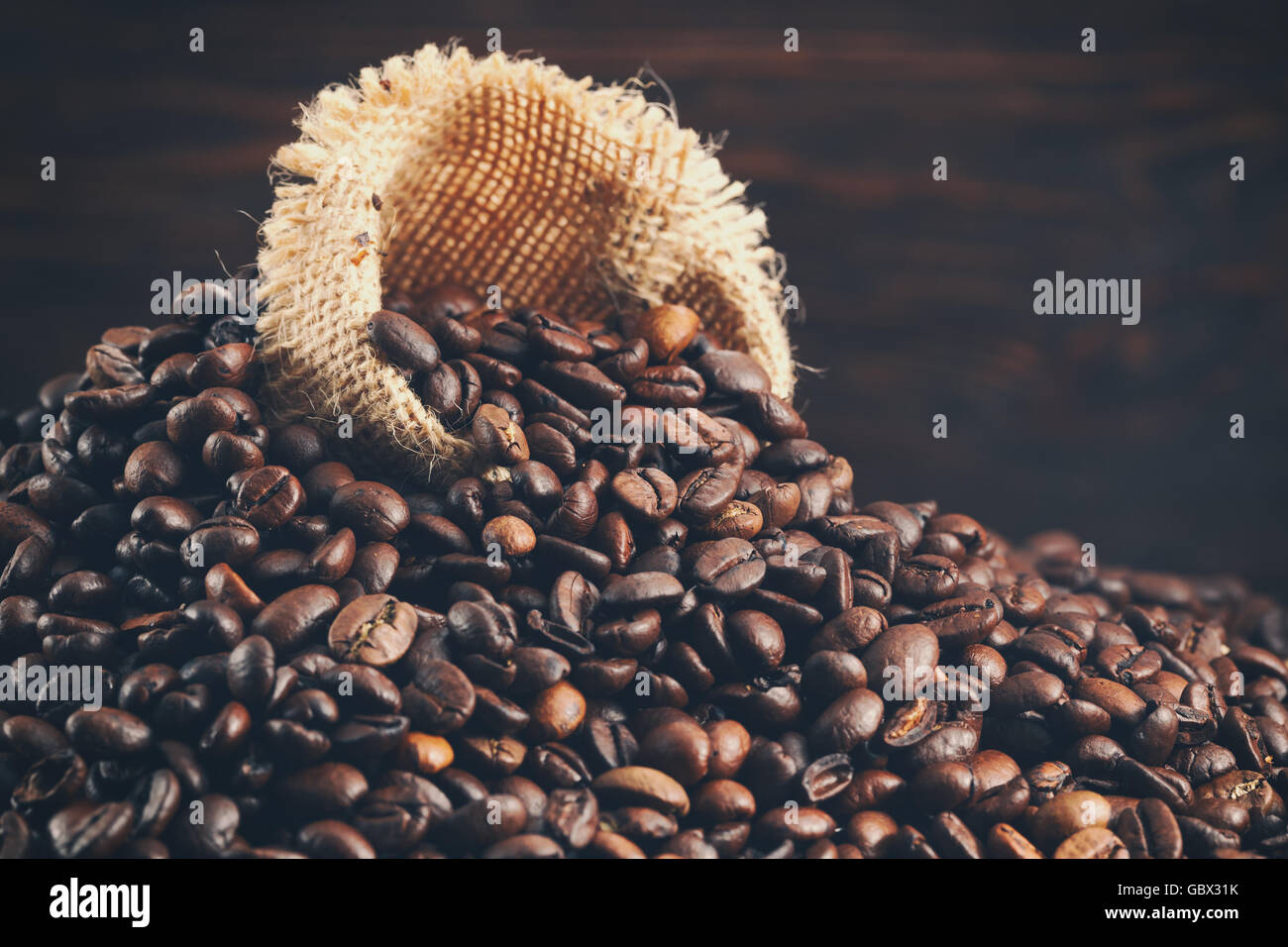 Foto d'epoca della tostatura i chicchi di caffè con fumo Foto Stock
