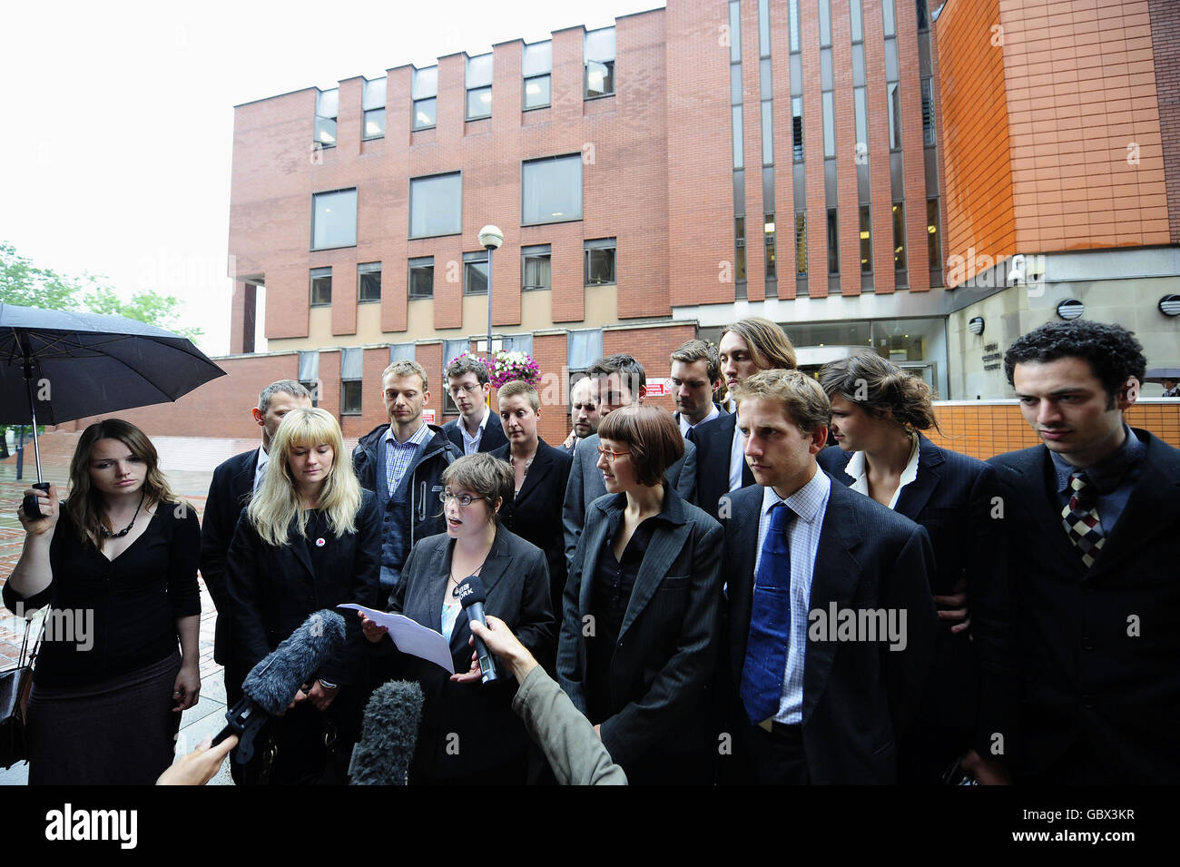 Il gruppo sul cambiamento climatico che ha imboscato un treno merci sulla strada per la centrale elettrica di Drax lascia il Leeds Crown Court dopo essere stato giudicato colpevole. Foto Stock