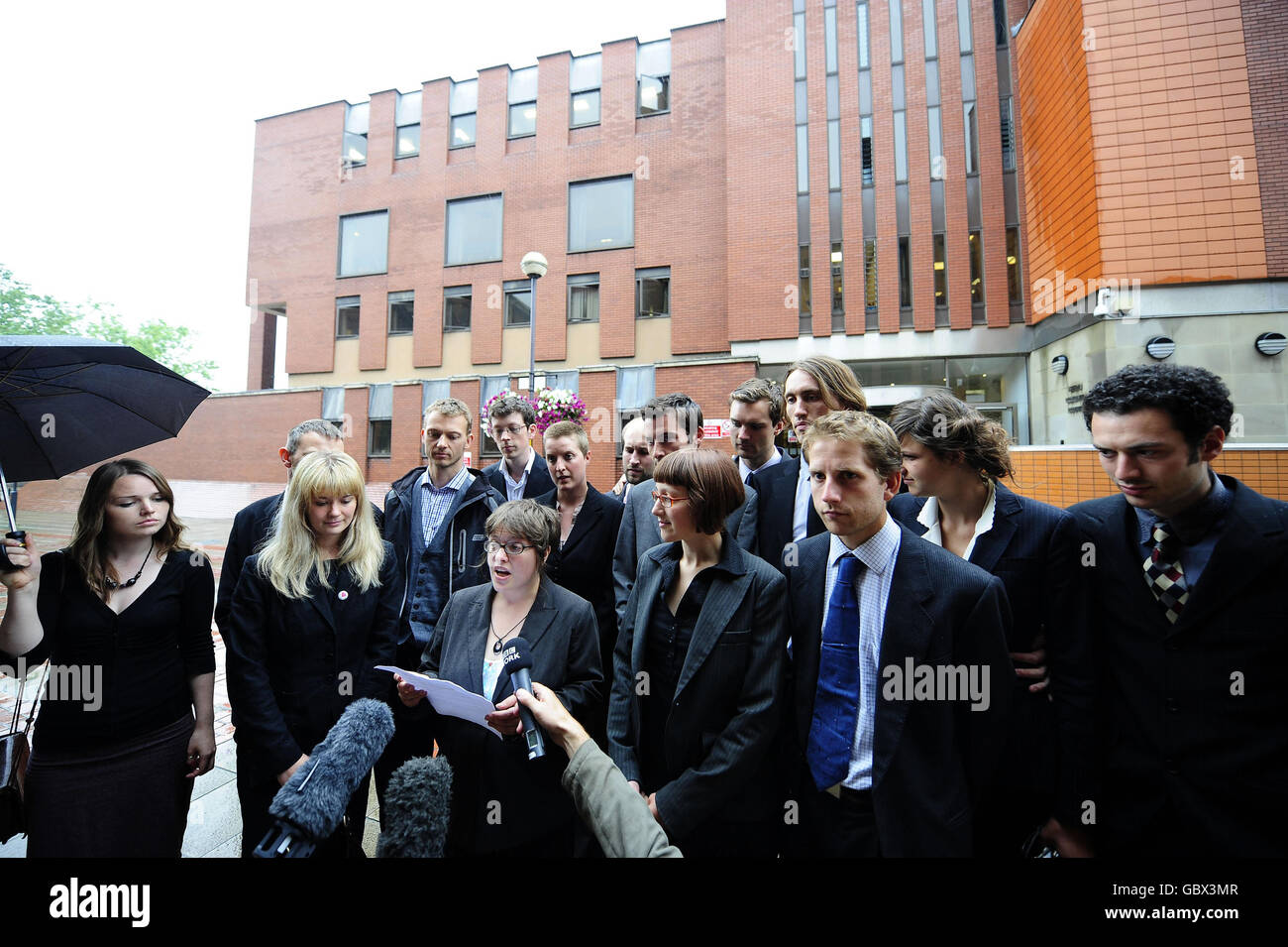Il gruppo sul cambiamento climatico che ha imboscato un treno merci sulla strada per la centrale elettrica di Drax lascia il Leeds Crown Court dopo essere stato giudicato colpevole. Foto Stock