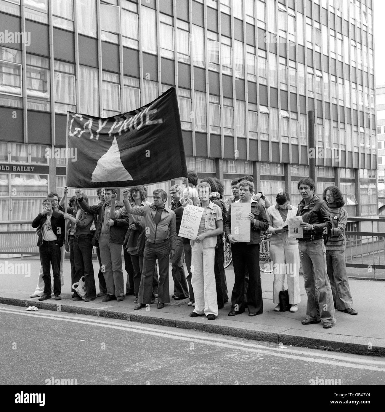 Un gruppo di sostenitori di Gay News, il giornale degli omosessuali, nelle vicinanze del vecchio Bailey di Londra, dove hanno gridato e aggrappato Denis Lemon, redattore di Gay News, dopo che gli è stata inflitta una pena di nove mesi, sospesa per 18 mesi, per la diffamazione blasfema. Foto Stock