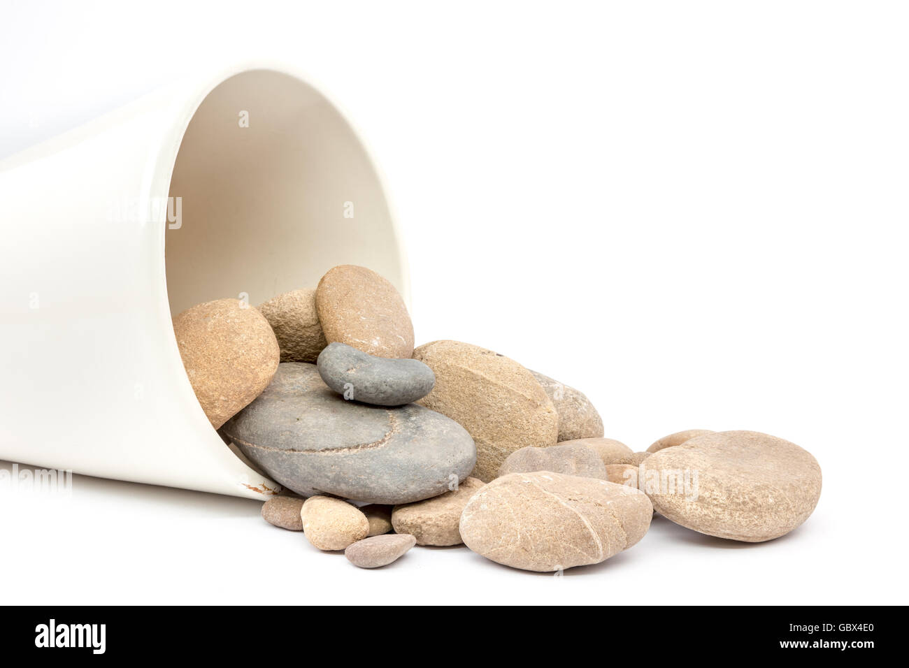 Sul terreno vi è un vaso dove vi sono grossi massi caduti dal Foto Stock