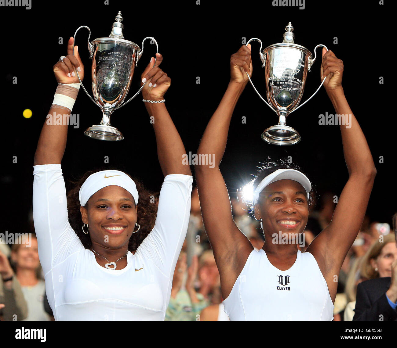 Gli USA Serena e Venus Williams posano con i loro trofei per le Ladies Doubles durante i campionati di Wimbledon 2009 all'All England Lawn Tennis and Croquet Club, Wimbledon, Londra. Foto Stock
