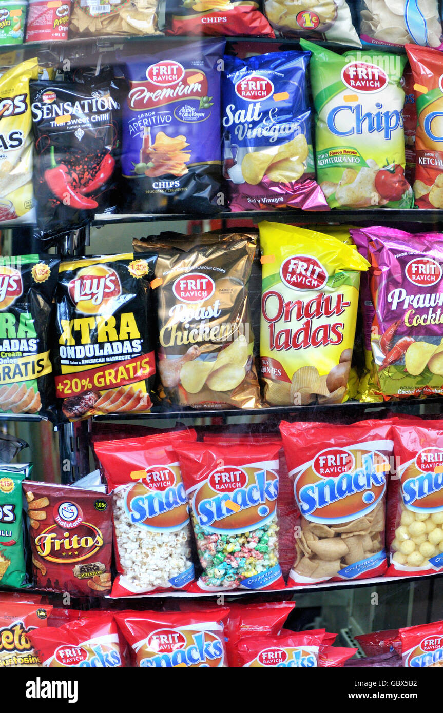 Spuntini e patatine in un supermercato, Barcellona, in Catalogna, Spagna Foto Stock