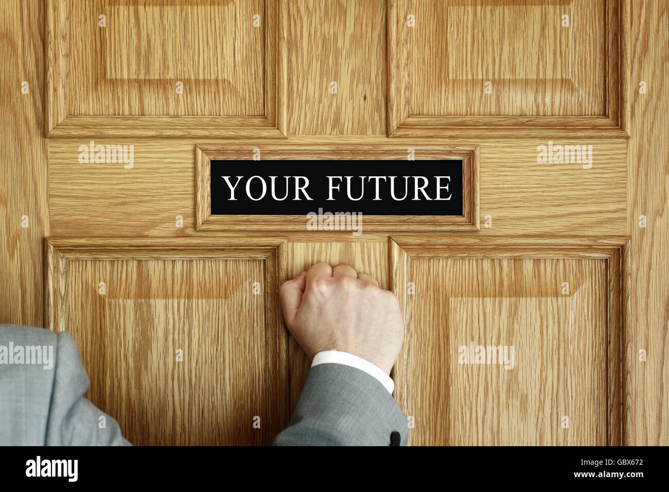 Imprenditore a bussare alla porta a 'Il tuo futuro" concetto di ufficio di aspirazioni e di incontro di progresso o di promozione Foto Stock
