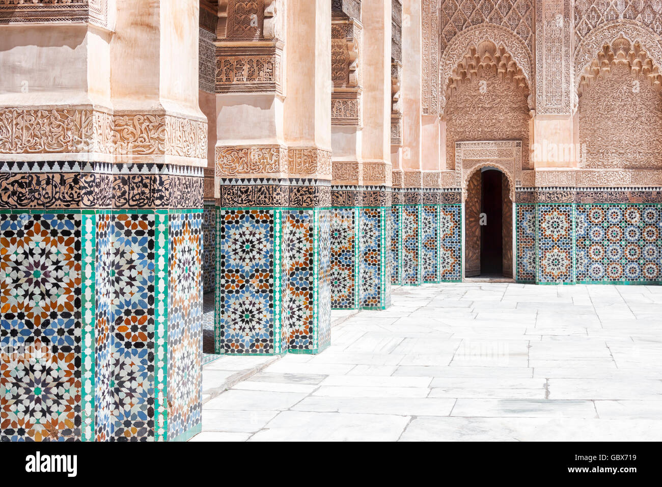 Bellissimo il lavoro artigianale all'interno della scuola coranica medersa Ben Youssef a Marrakech, Marocco. Foto Stock