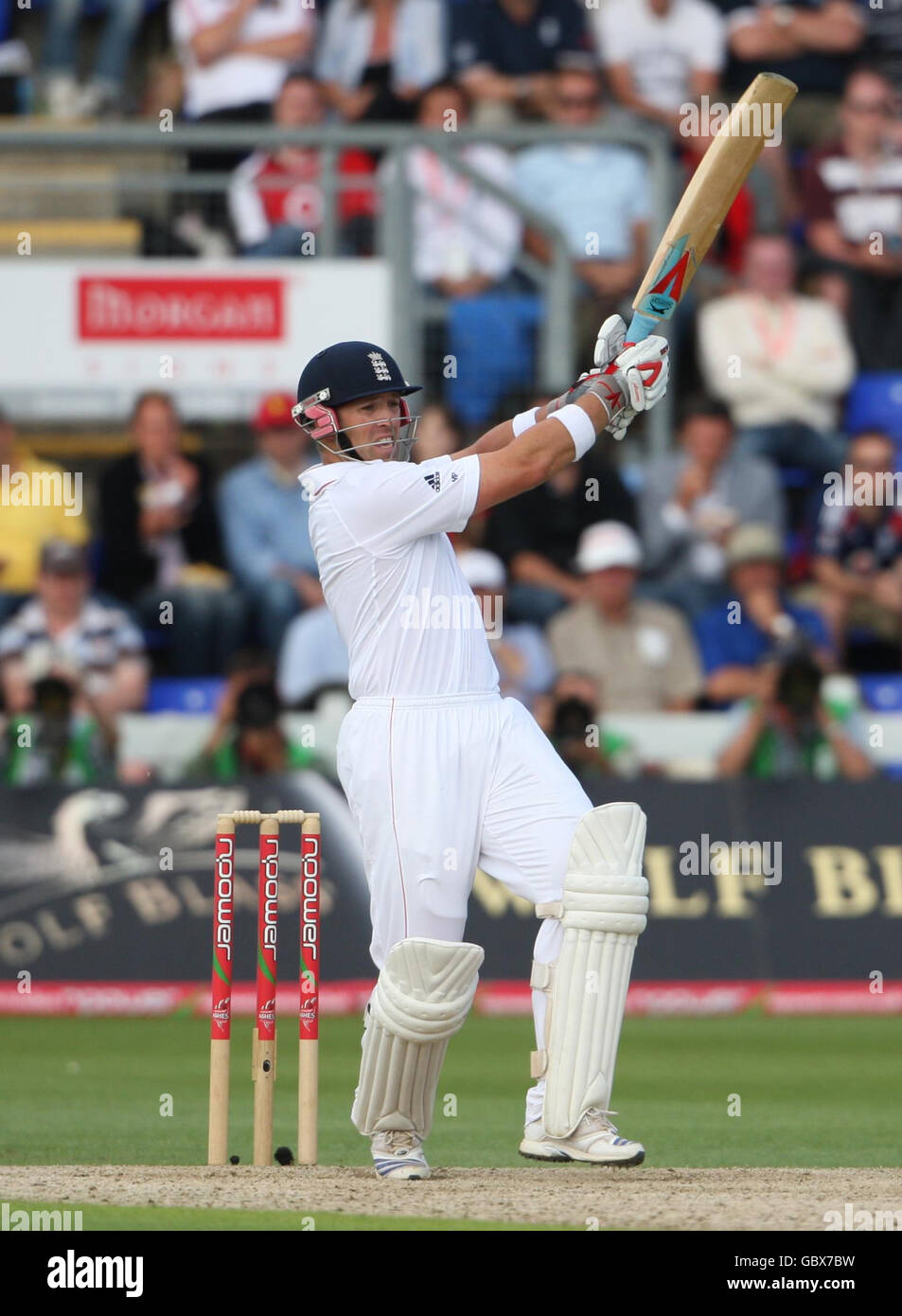 Cricket - The Ashes 2009 - Npower First Test - Day One - Inghilterra / Australia - Sophia Gardens. L'inglese matthew matthew Prior tira la palla durante il giorno uno della prima partita di test npower al Sophia Gardens di Cardiff. Foto Stock