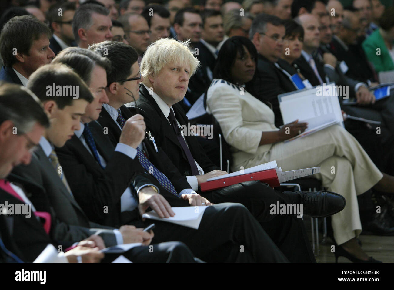 Il Sindaco di Londra Boris Johnson (5° a sinistra) e il Segretario di Stato per le imprese, l'innovazione e le competenze Lord Mandelson (3° a sinistra) partecipano a una grande conferenza economica tenutasi alla Royal Opera House nel centro di Londra. Foto Stock