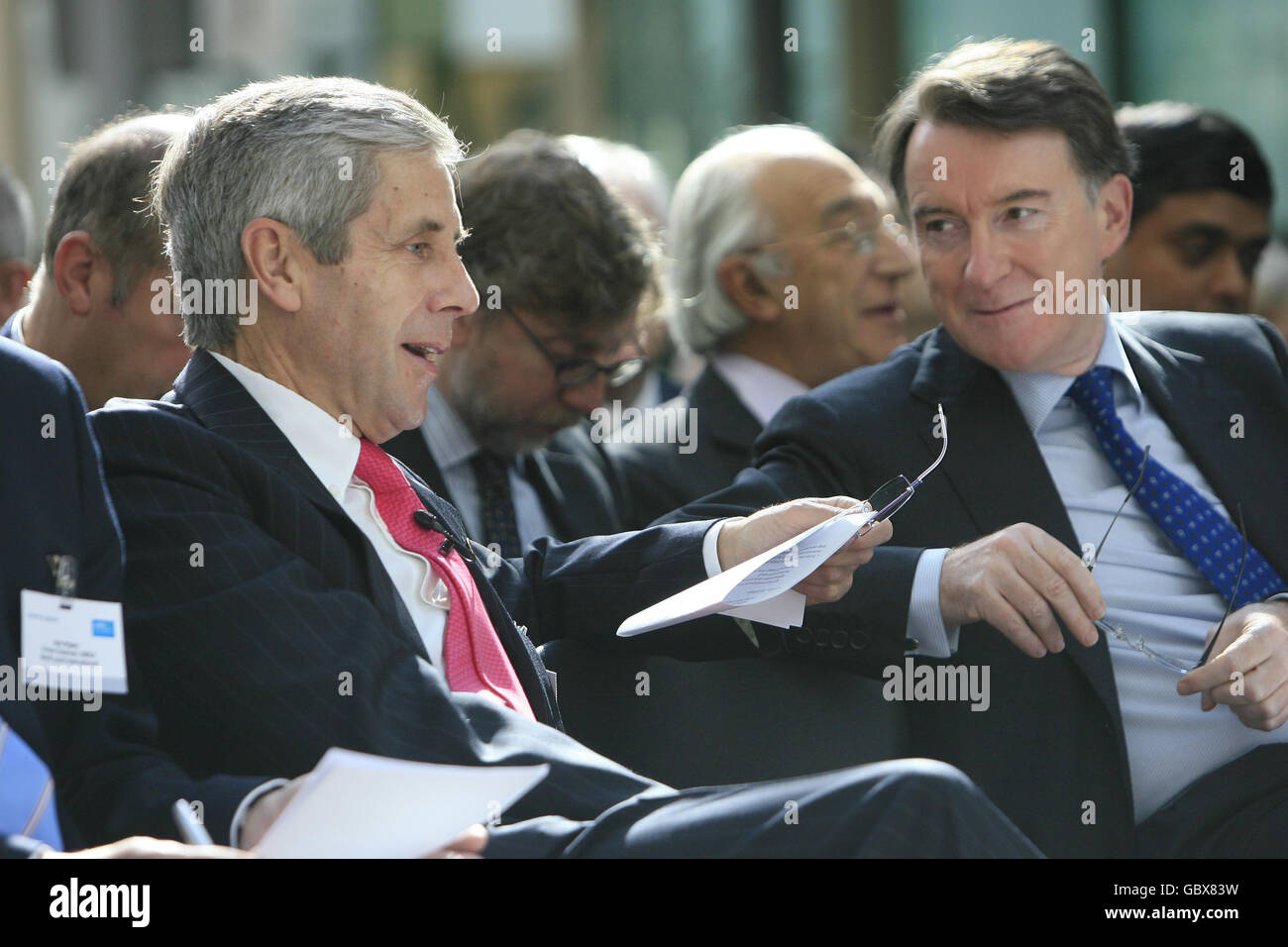 Il Segretario di Stato per le imprese, l'innovazione e le competenze Lord Mandelson (destra) parla con il Chief Executive Officer di Marks & Spencer Sir Stuart Rose in una importante conferenza economica tenutasi alla Royal Opera House nel centro di Londra. Foto Stock