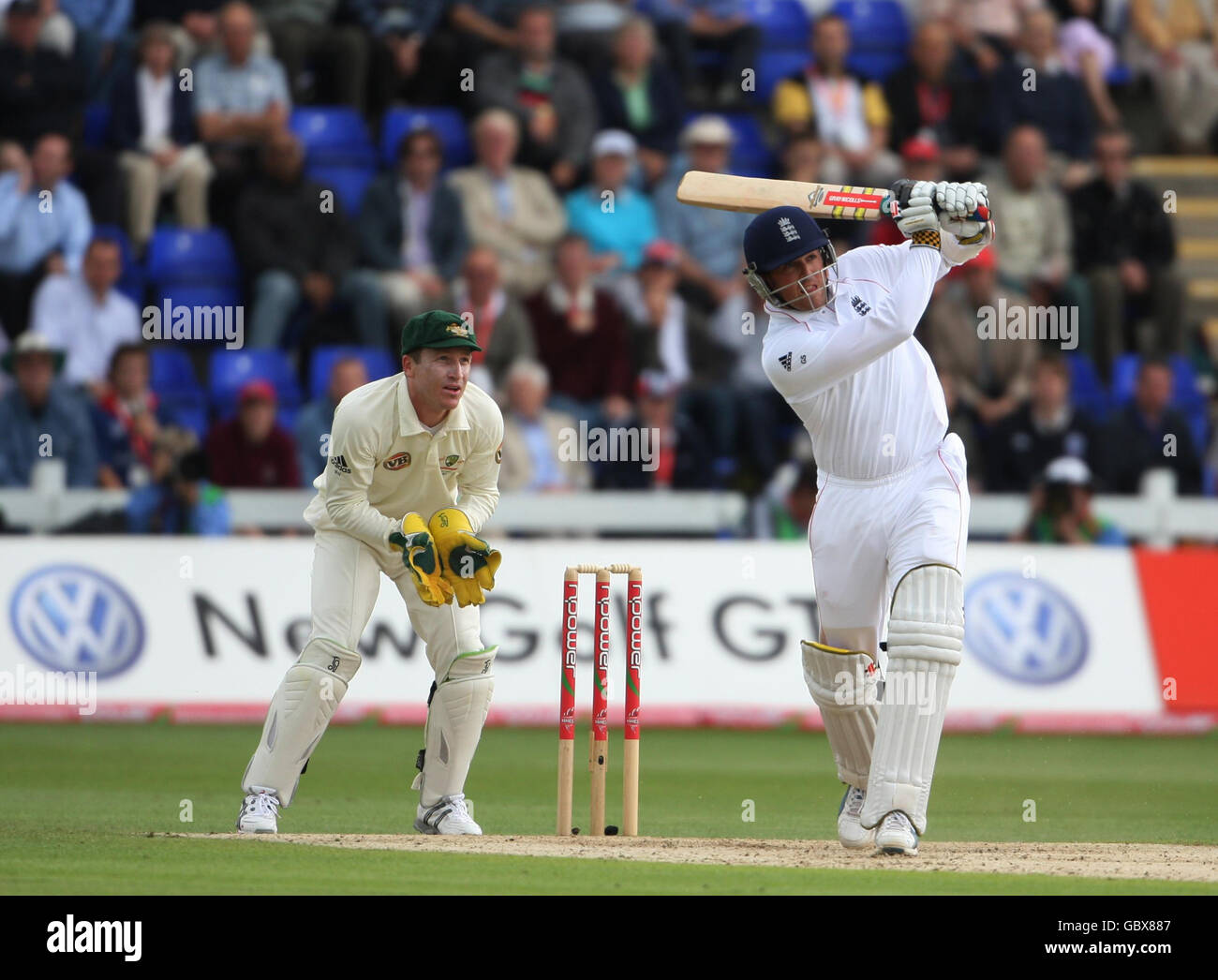 Graeme Swann, in Inghilterra, guida Nathan Hauritz in Australia sulla testa, guardato dal malgaio australiano Brad Haddin durante il secondo giorno della prima partita di test Npower ai Sophia Gardens di Cardiff. Foto Stock