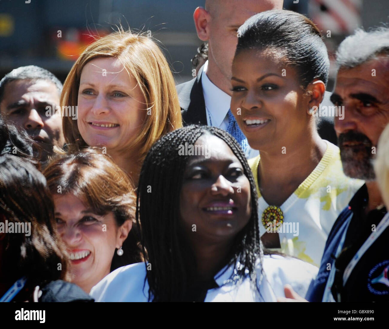 La moglie del primo Ministro Gordon Brown Sarah (a sinistra) e la First Lady Michelle Obama (a destra) vedono i danni sismici causati alla città di l'Aquila durante il Vertice G8 in Italia. Foto Stock