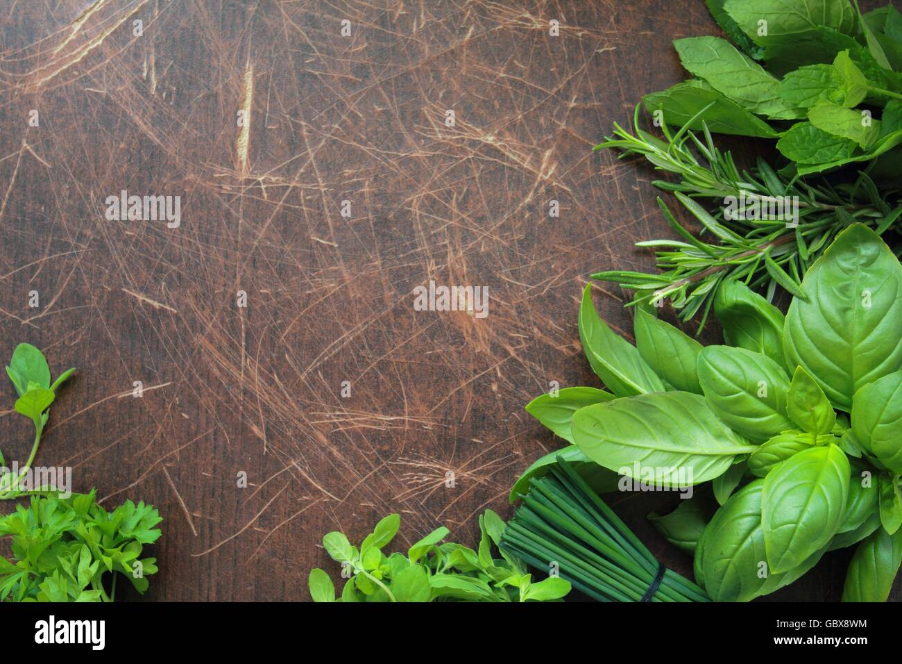 Erbe aromatiche su sfondo di legno, erbe fresche dal giardino Foto Stock