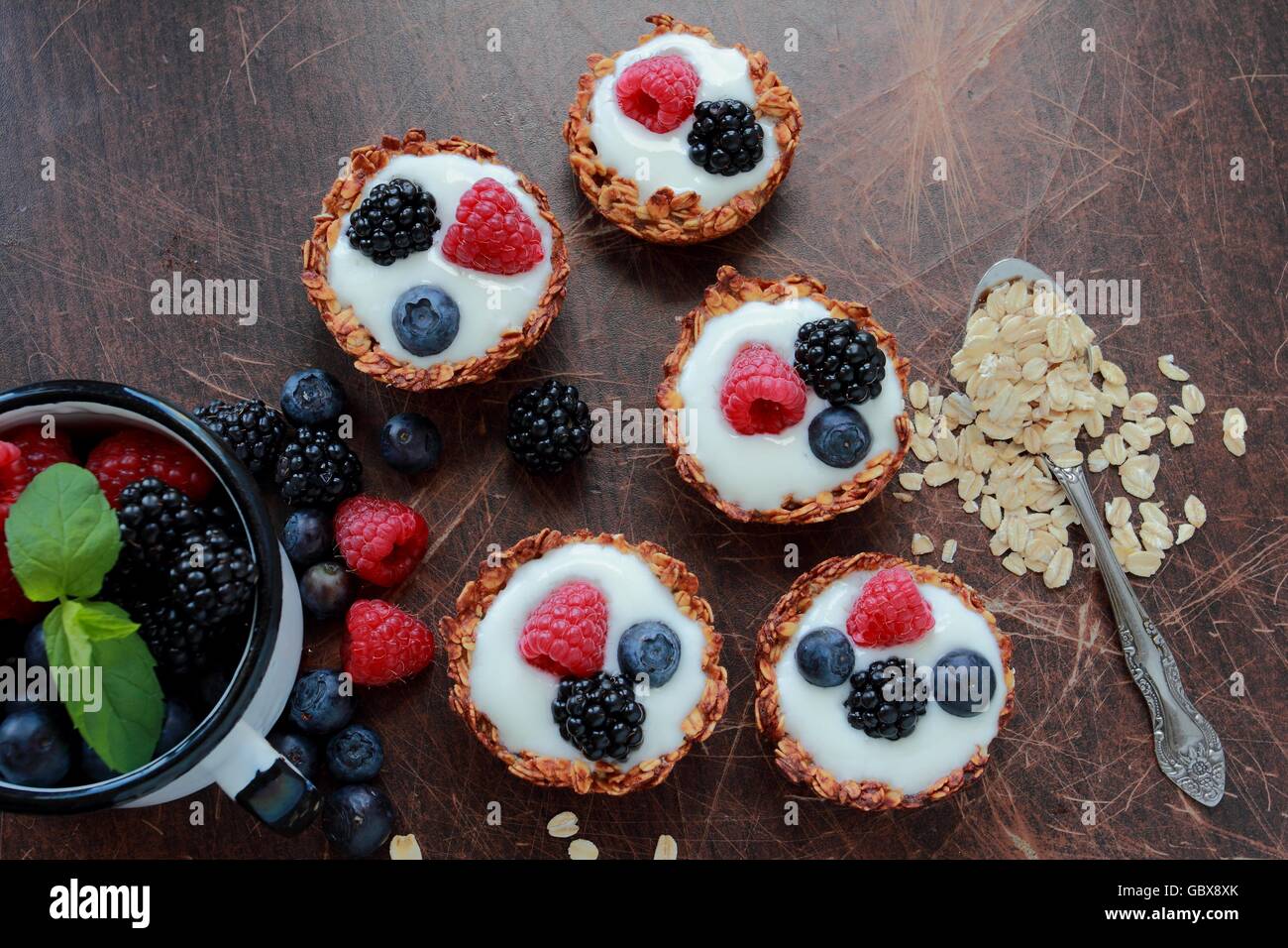 I cookies di avena con frutti di bosco freschi e yogurt di luce Foto Stock