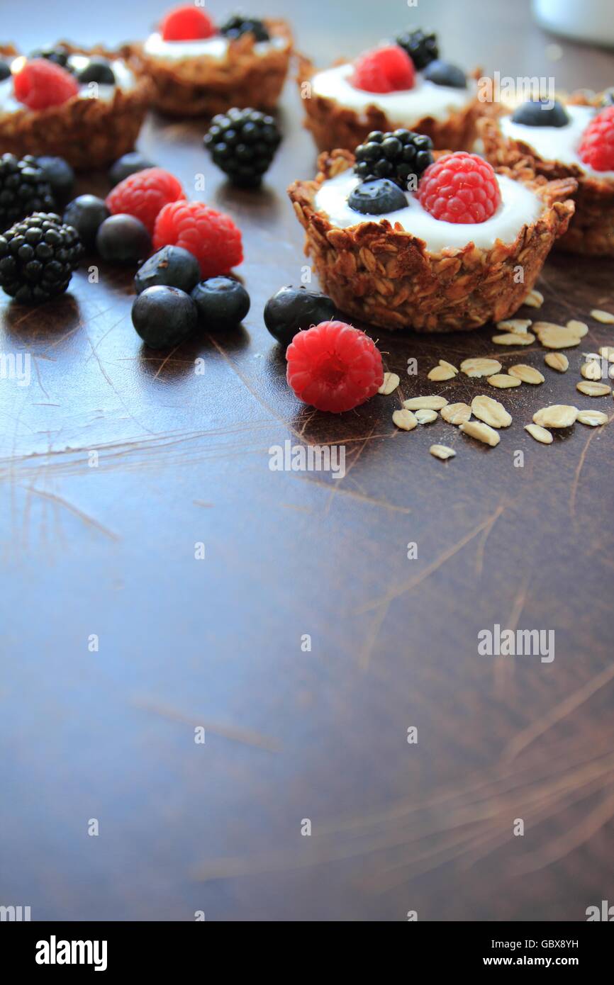 Avena sana i cookie con luce yogurt e frutta Foto Stock