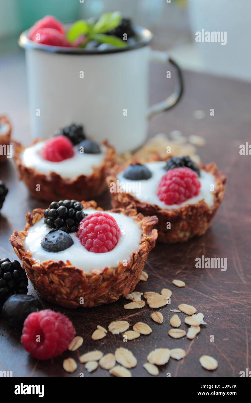 Crostate di avena cookie con luce yogurt bacche e frutti Foto Stock