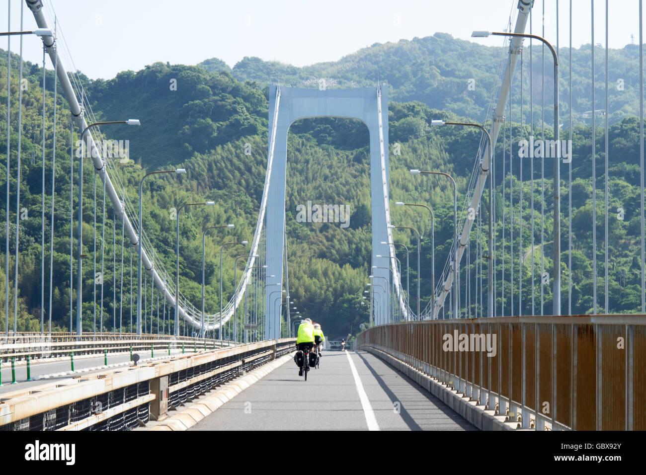 Due ciclisti che attraversano la Hakata Oshima ponte di collegamento tra le isole di Oshima e Hakata nella Seto Inland Sea. Foto Stock