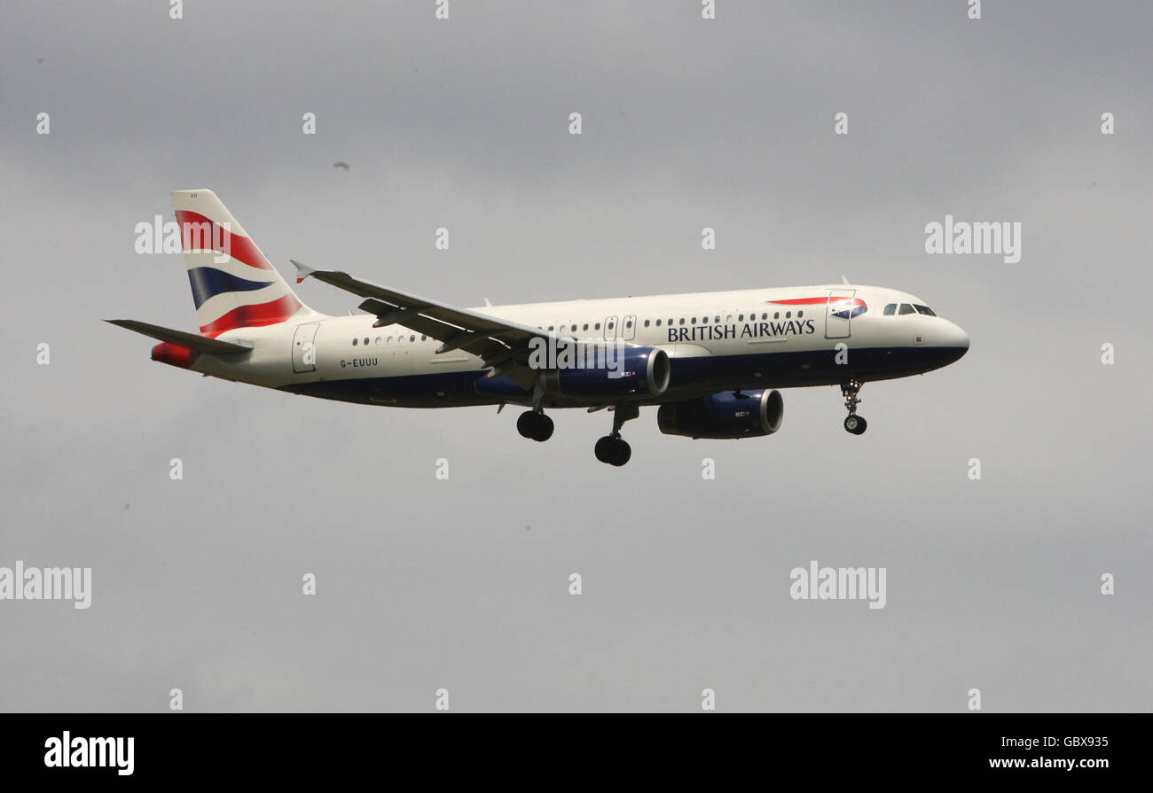 General Stock - aeroplani - Aeroporto di Heathrow. Un aereo British Airways Airbus A320 atterra all'aeroporto di Heathrow a Middlesex Foto Stock