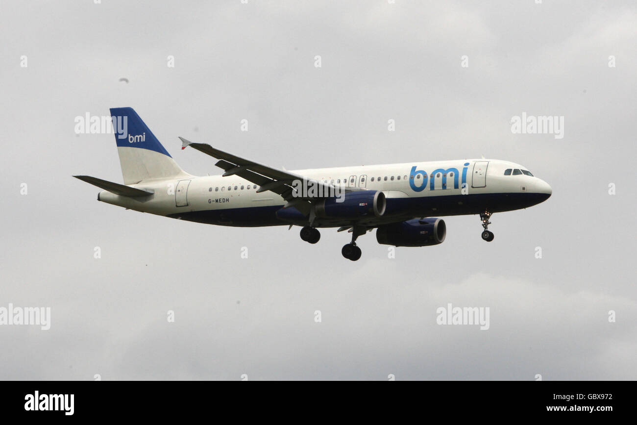 General Stock - aeroplani - Aeroporto di Heathrow. Un aereo BMI Airbus A320 atterra all'aeroporto di Heathrow a Middlesex Foto Stock