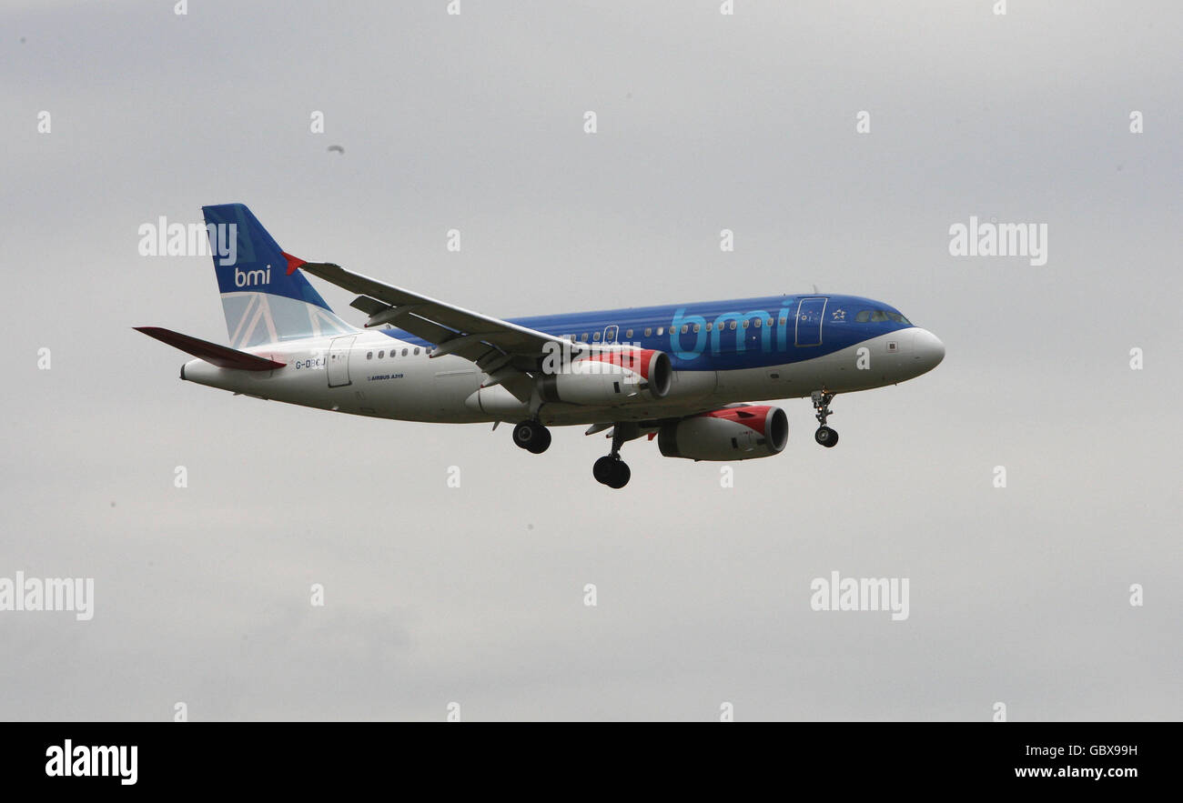 Un aereo BMI Airbus A319 atterra all'aeroporto di Heathrow in Middlesex Foto Stock