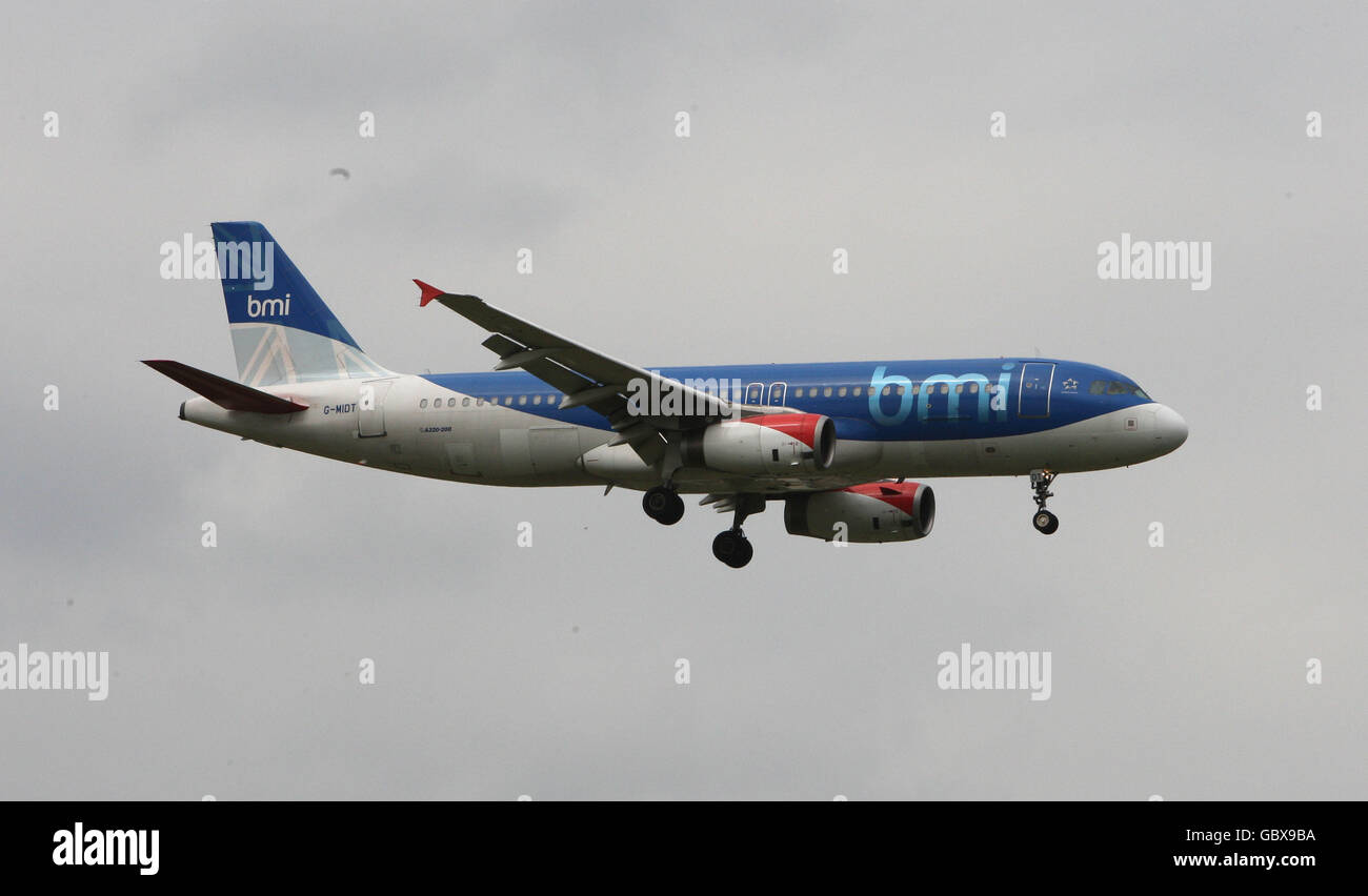 Un aereo BMI Airbus A320 atterra all'aeroporto di Heathrow in Middlesex Foto Stock