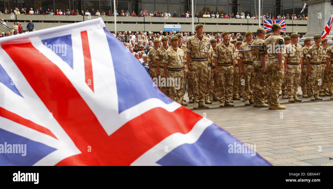 200 soldati del Reggimento dei principi del Galles si sfilano a Guildhall Square Portsmouth, dopo tour in Afghanistan e Iraq. Foto Stock