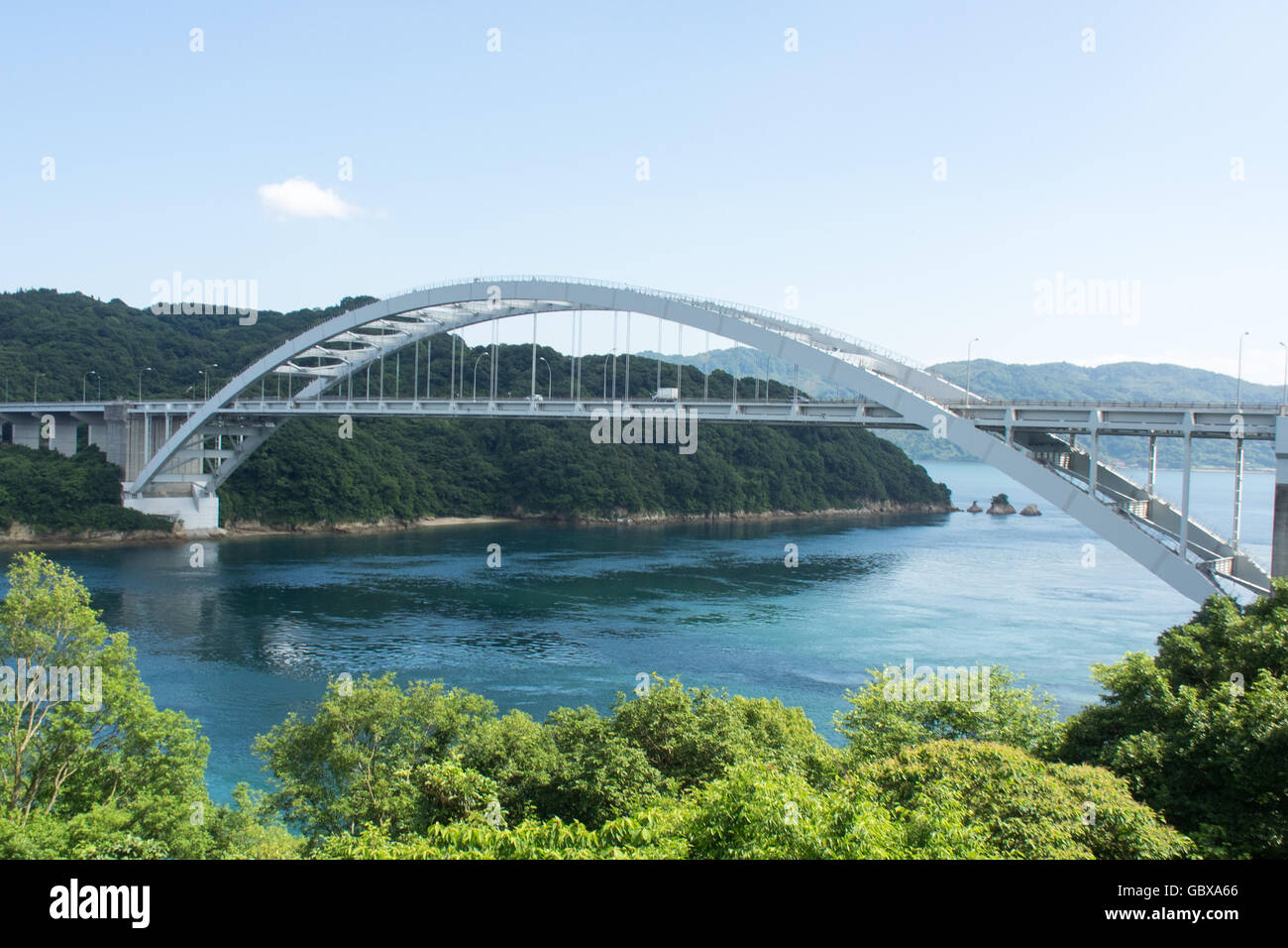 Omishima Bridge, un legato il ponte di arco, collegando le isole di Omishima e Hakata nella Seto Inland Sea, Giappone. Foto Stock