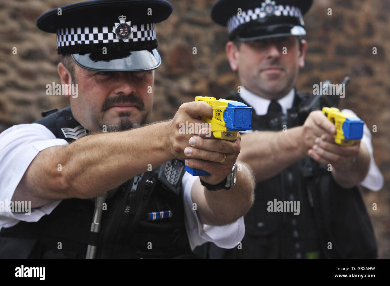 Gli ufficiali di polizia di Avon e Somerset puntano il Taser X26 durante un esercizio di addestramento mentre Avon e Somerset Constabulary si preparano ad addestrare altri 150 ufficiali per trasportare e usare l'arma. Foto Stock