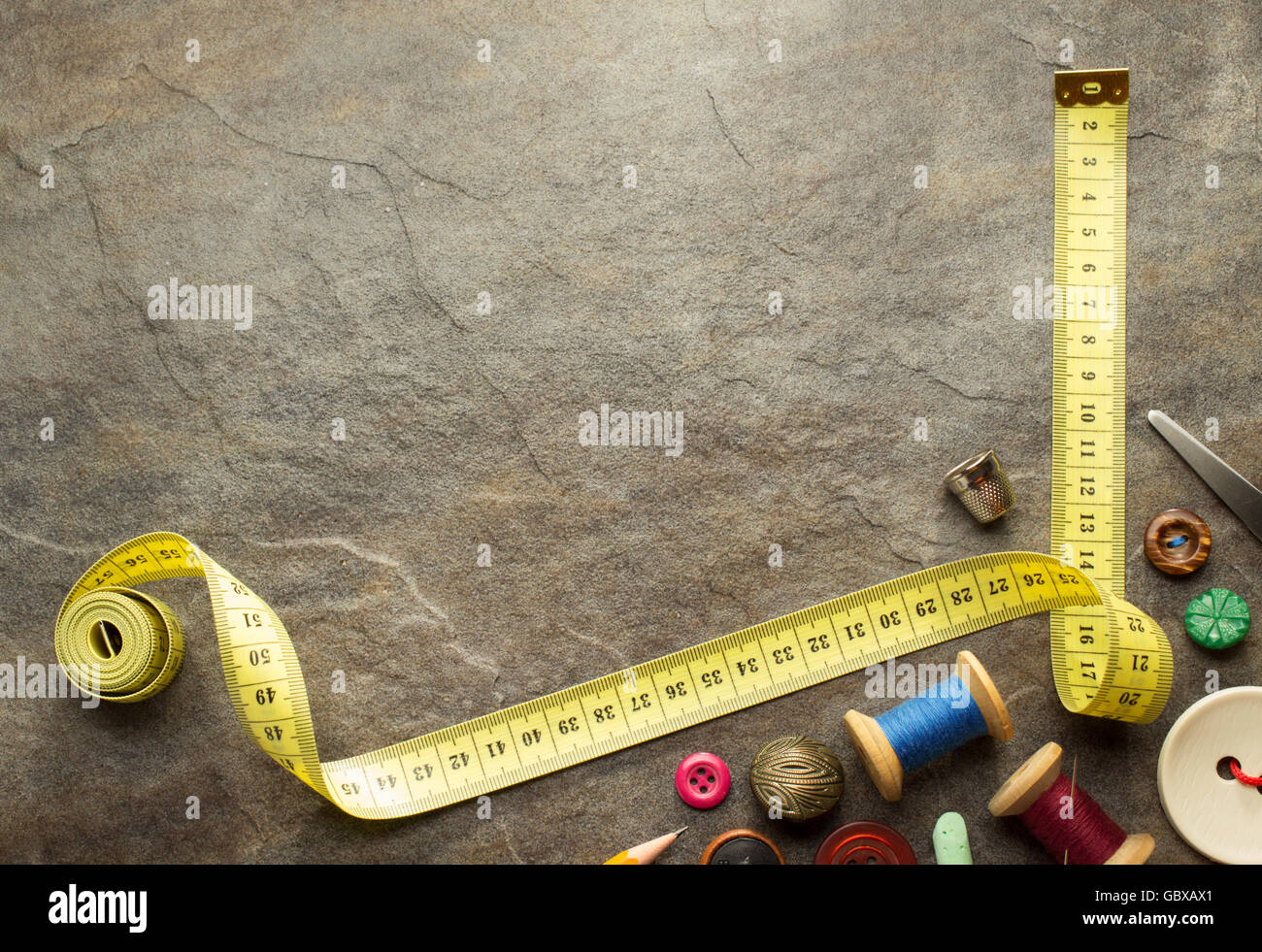Strumenti di cucitura e nastro di misurazione su sfondo tabella Foto stock  - Alamy