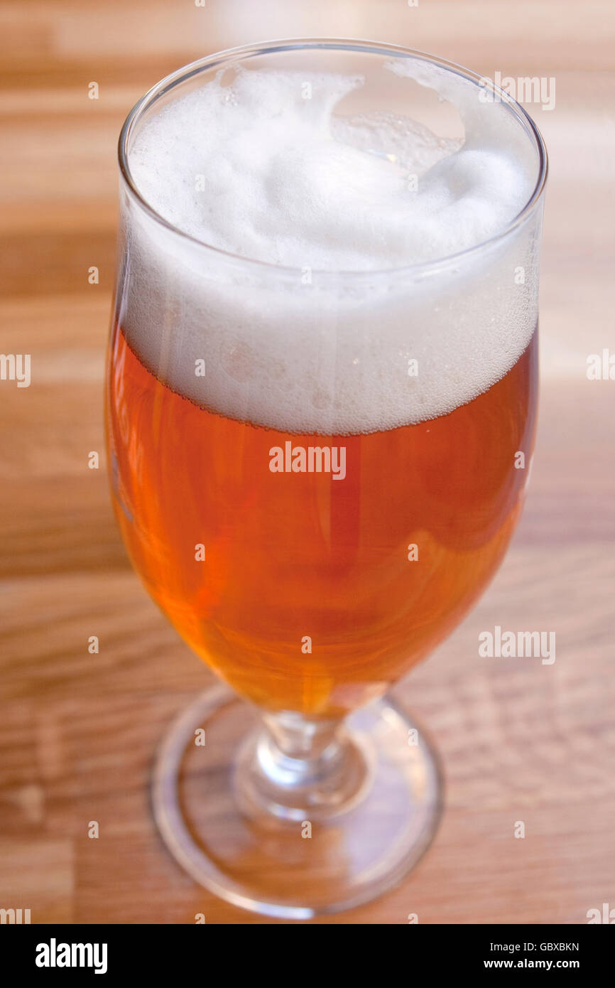 La birra in un bicchiere in vetro di stile Foto Stock