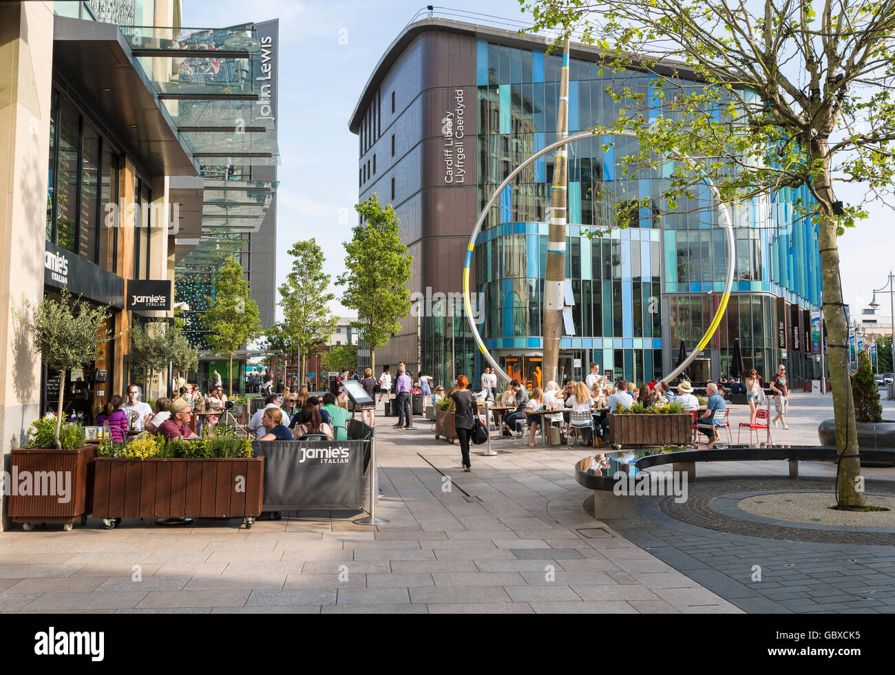 Centro Shopping caffetterie e negozi, Cardiff Wales, Regno Unito Foto Stock