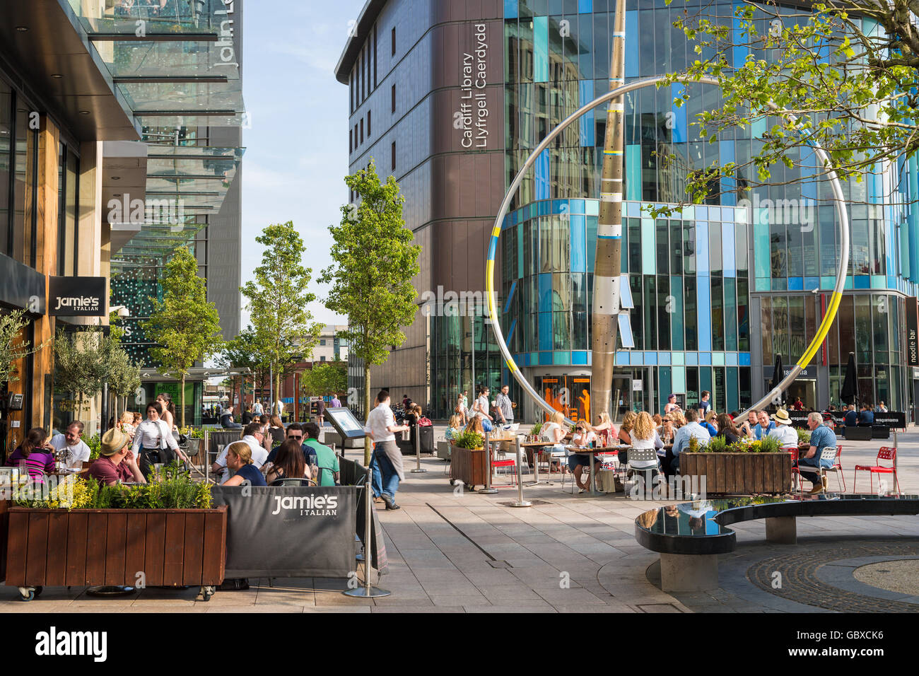 Centro Shopping caffetterie e negozi, Cardiff Wales, Regno Unito Foto Stock
