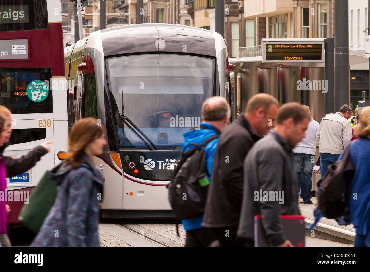 Il tram arriva alla piattaforma, Princes Street, Edimburgo, Scozia Foto Stock